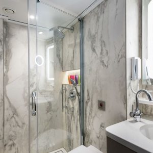 Crystal Ravel - River Suite Bathroom