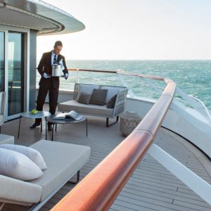 Ponant - Bougainville - Service auf der Veranda