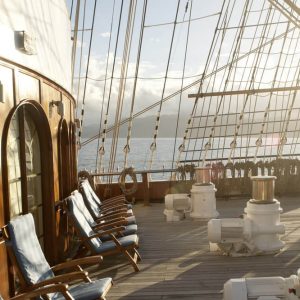 SeaCloud_Kreuzfahrten_SeaCloud2_Vordeck_Sonnenliegen_Sonnenuntergang