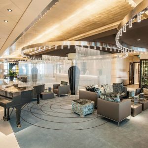 ms Euopa 2 - Atrium mit Piano