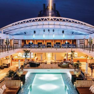 ms Euopa 2 - Pool Deck bei Nacht